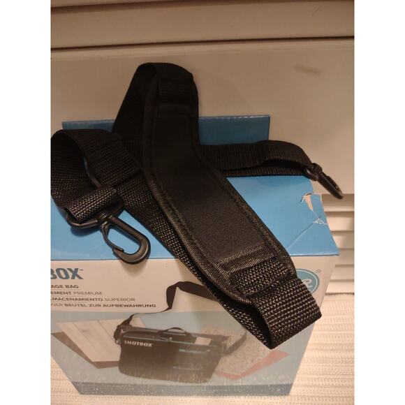 New open box We R Memory Keepers ShotBox Premium Storage Bag 6 pockets strap - Picture 7 of 12